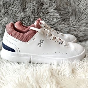 On The Roger Advantage sneaker, size 8